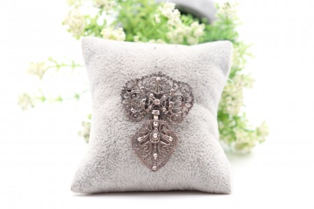 Alfinete de peito em prata recortada ao estilo filigrana saquilé